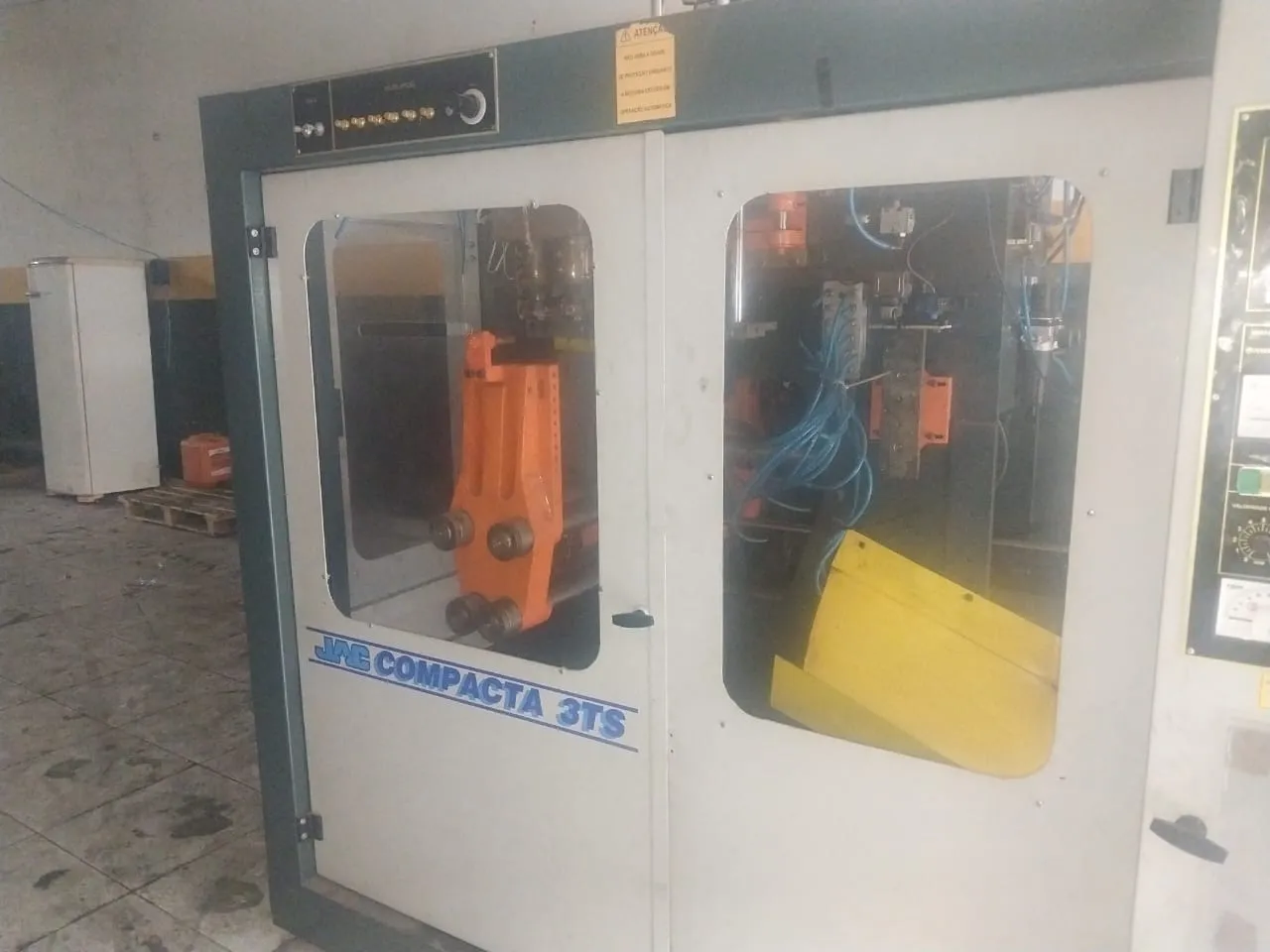 Máquina Sopradora JAC Compacta 3 TS – Eficiência e Versatilidade para Produção de Embalagens